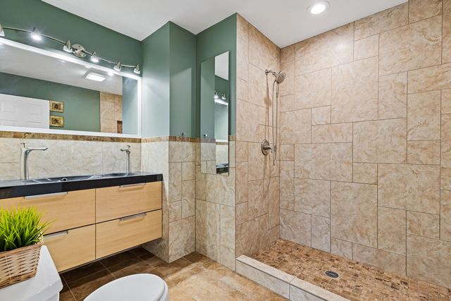 586 N 7th Avenue, Des Plaines, IL 60016