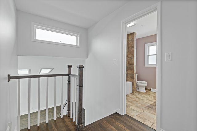 586 N 7th Avenue, Des Plaines, IL 60016