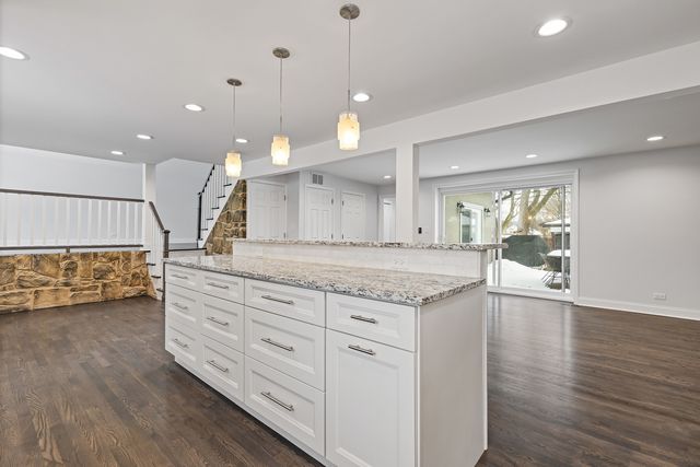 586 N 7th Avenue, Des Plaines, IL 60016