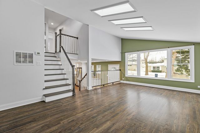 586 N 7th Avenue, Des Plaines, IL 60016