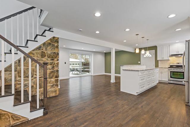 586 N 7th Avenue, Des Plaines, IL 60016