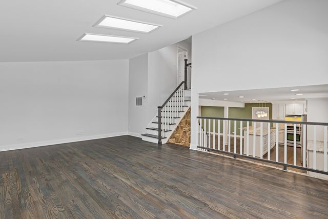 586 N 7th Avenue, Des Plaines, IL 60016