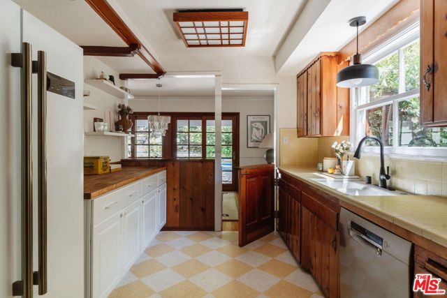 22370 Macfarlane Drive, Woodland Hills (los Angeles), CA 91364