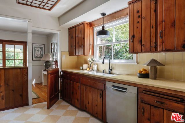 22370 Macfarlane Drive, Woodland Hills (los Angeles), CA 91364