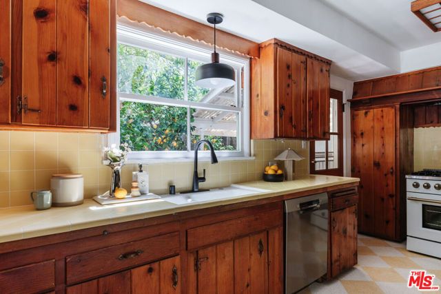 22370 Macfarlane Drive, Woodland Hills (los Angeles), CA 91364