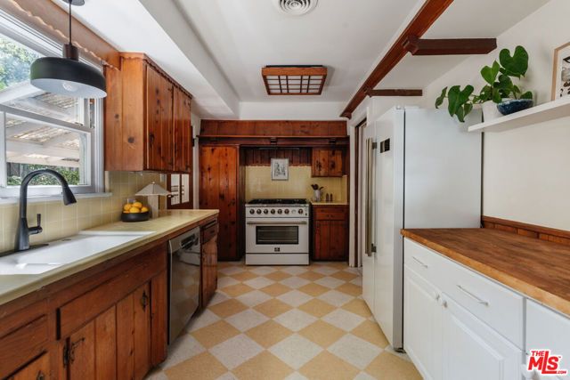 22370 Macfarlane Drive, Woodland Hills (los Angeles), CA 91364