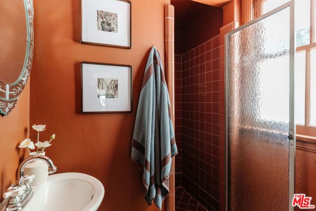 22370 Macfarlane Drive, Woodland Hills (los Angeles), CA 91364