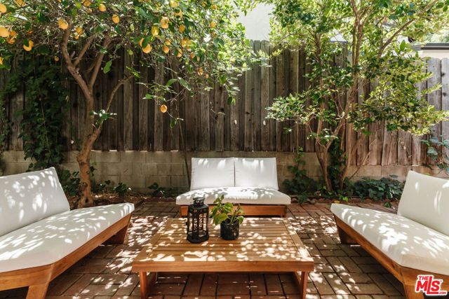 22370 Macfarlane Drive, Woodland Hills (los Angeles), CA 91364