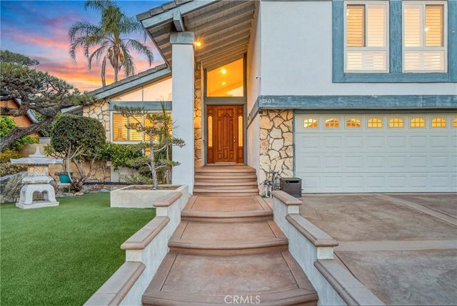 2909 S Diamond Street, Santa Ana, CA 92704