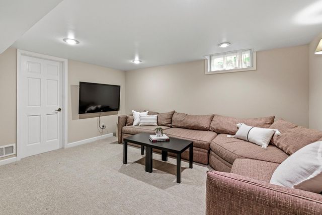 1843 Highland Parkway, Saint Paul, MN 55116