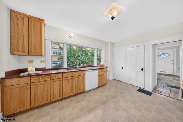58 Mountain Ave, Millburn Twp., NJ 07041