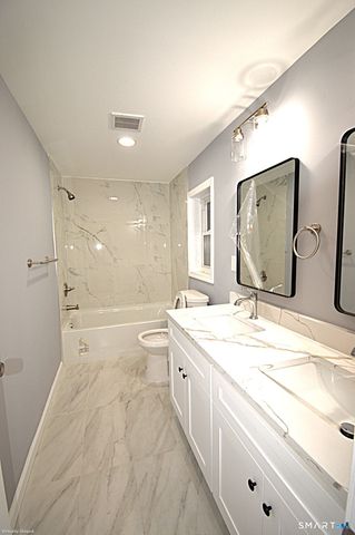 17 Railroad Avenue, Farmington, CT 06085