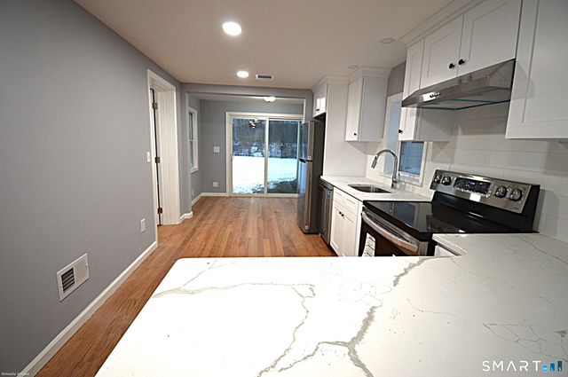 17 Railroad Avenue, Farmington, CT 06085