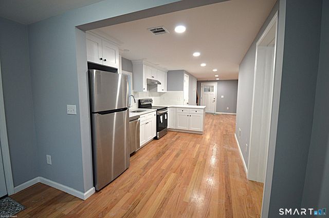 17 Railroad Avenue, Farmington, CT 06085