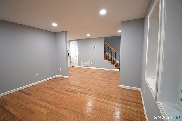 17 Railroad Avenue, Farmington, CT 06085