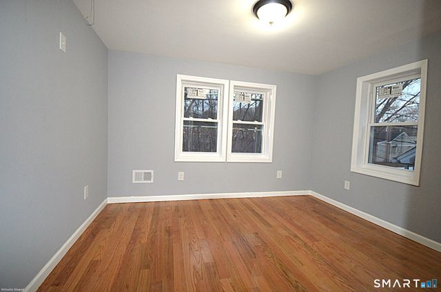 17 Railroad Avenue, Farmington, CT 06085