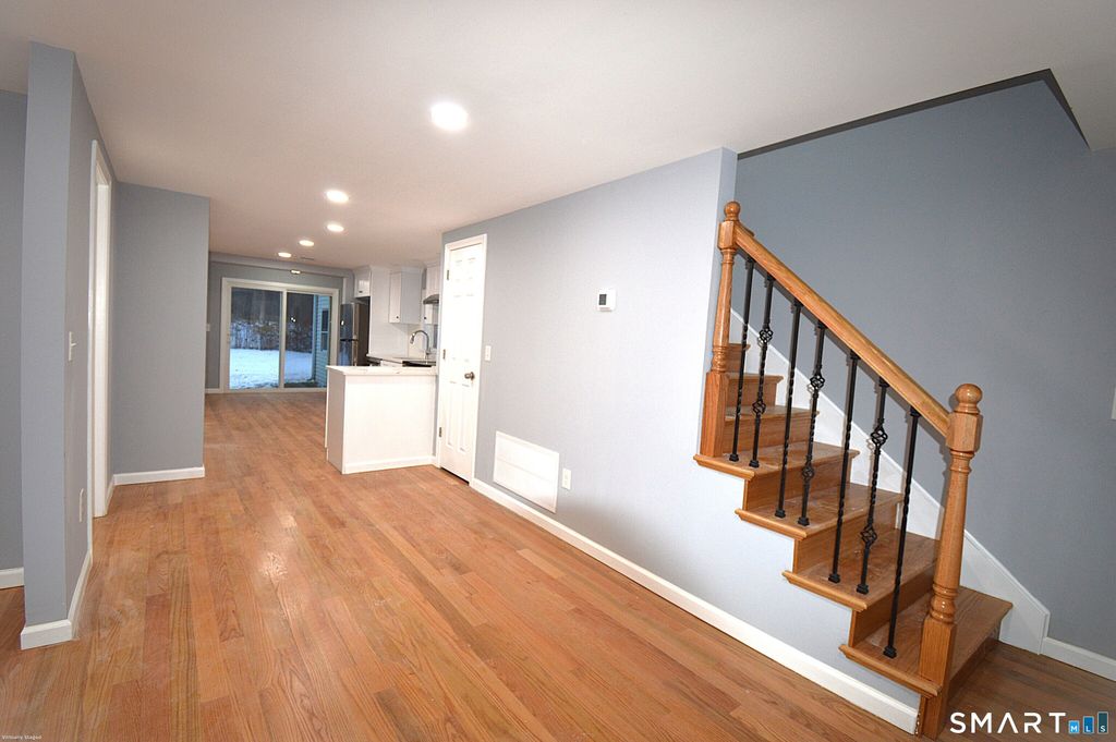 17 Railroad Avenue, Farmington, CT 06085