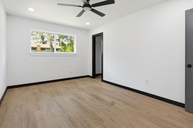 3300 Knight Ln, Baytown, TX 77521