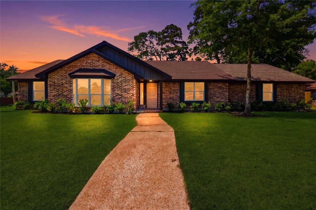 3300 Knight Ln, Baytown, TX 77521