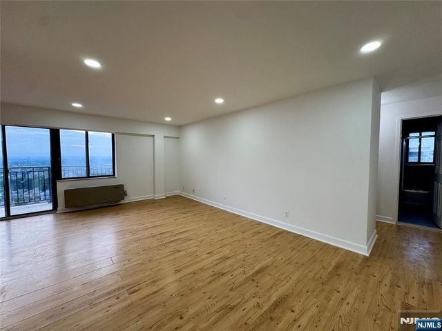 233 12th Street 5E, Palisades Park, NJ 07650