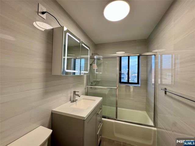 233 12th Street 5E, Palisades Park, NJ 07650