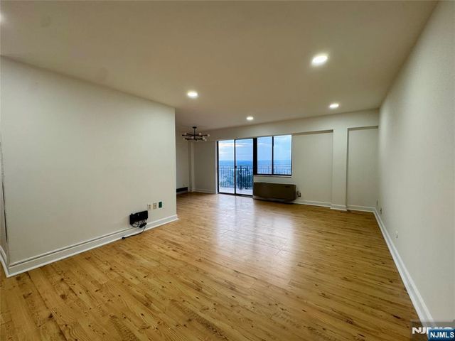 233 12th Street 5E, Palisades Park, NJ 07650