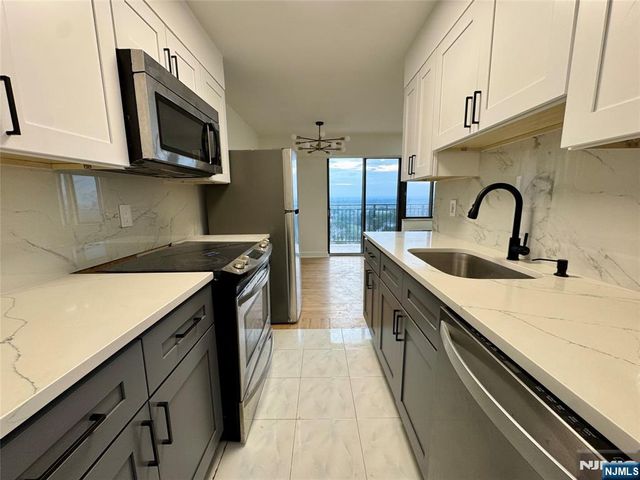 233 12th Street 5E, Palisades Park, NJ 07650