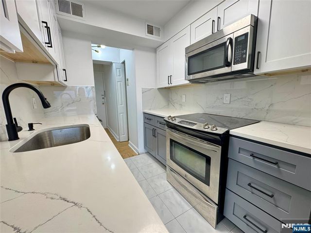 233 12th Street 5E, Palisades Park, NJ 07650