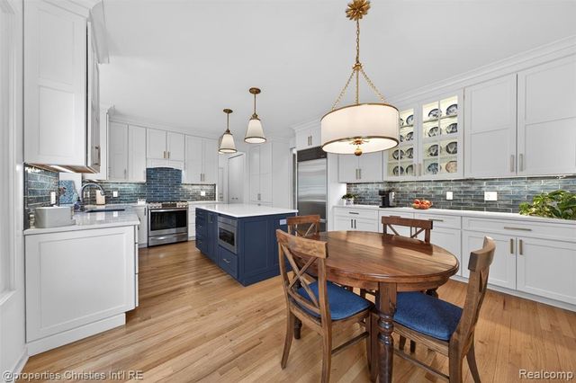 6390 Country Shire Lane, West Bloomfield, MI 48323