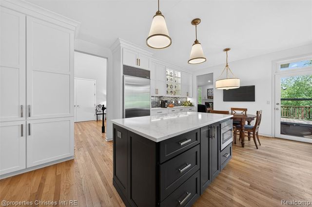 6390 Country Shire Lane, West Bloomfield, MI 48323