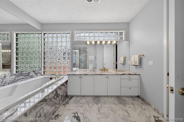 6390 Country Shire Lane, West Bloomfield, MI 48323