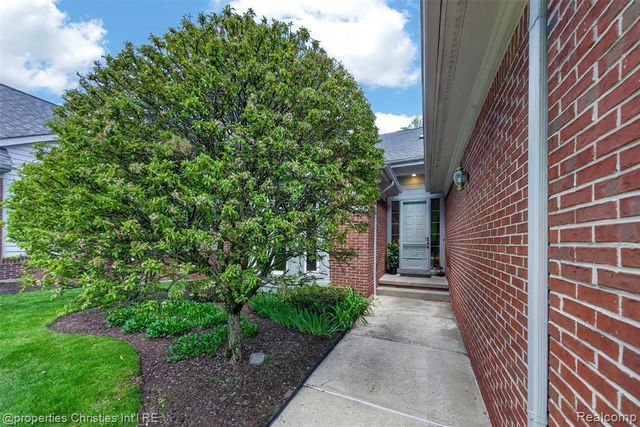 6390 Country Shire Lane, West Bloomfield, MI 48323