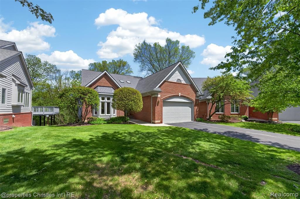 6390 Country Shire Lane, West Bloomfield, MI 48323