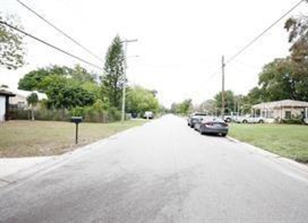 Image 5 of property listing at 3806 W WALLACE AVENUE, Tampa, FL 33611