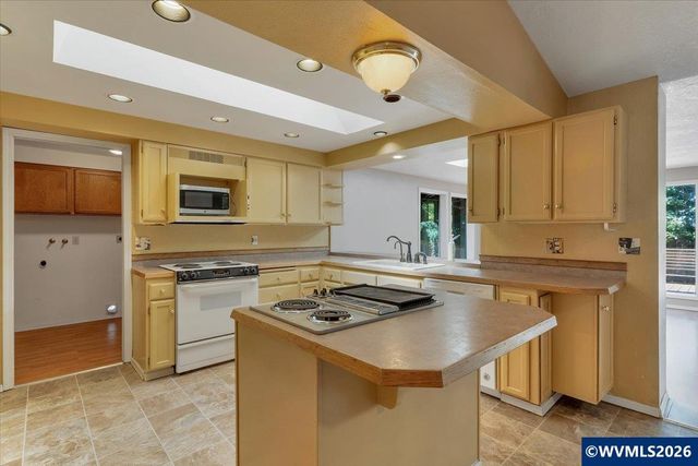 1983 Arithmetic Dr SE, Salem, OR 97302
