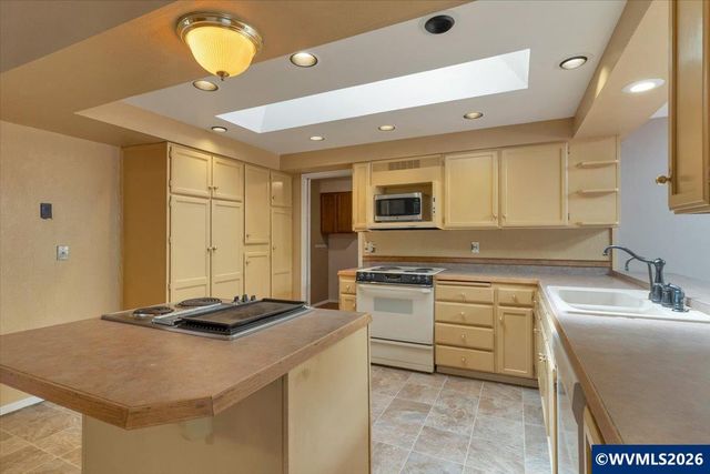 1983 Arithmetic Dr SE, Salem, OR 97302