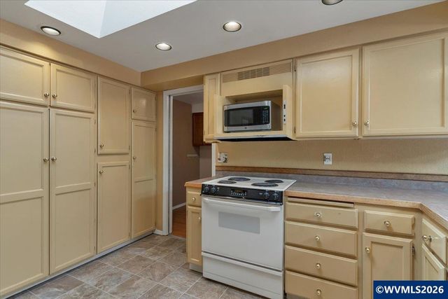 1983 Arithmetic Dr SE, Salem, OR 97302