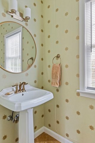 20 Constitution Cir, Holliston, MA 01746