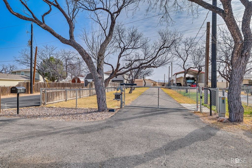 Image 10 of property listing at 1820 Shady Point Circle Drive, San Angelo, TX 76904