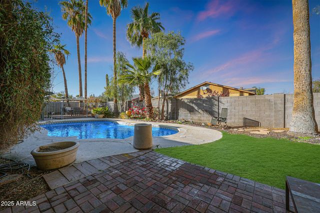 556 W KIVA Avenue, Mesa, AZ 85210