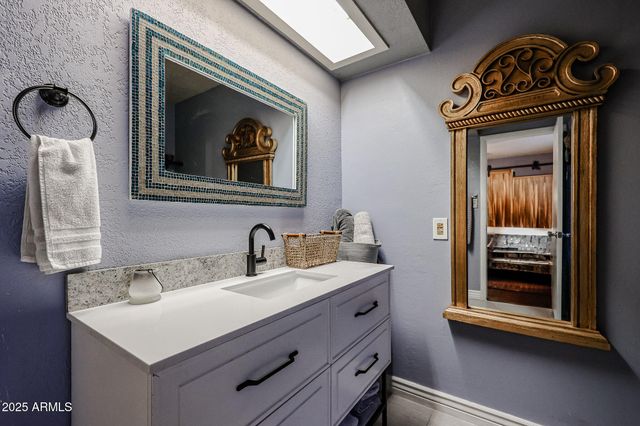 556 W KIVA Avenue, Mesa, AZ 85210