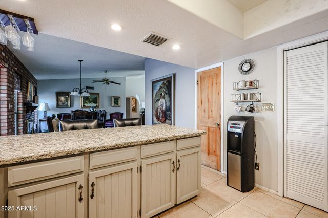 556 W KIVA Avenue, Mesa, AZ 85210