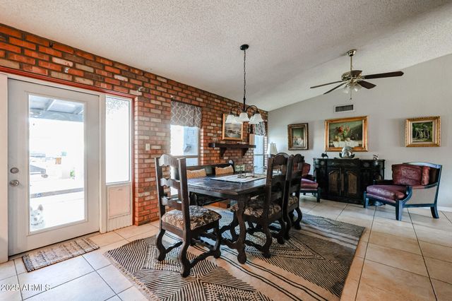 556 W KIVA Avenue, Mesa, AZ 85210