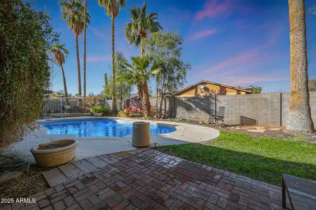 556 W KIVA Avenue, Mesa, AZ 85210