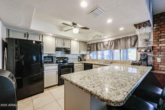 556 W KIVA Avenue, Mesa, AZ 85210