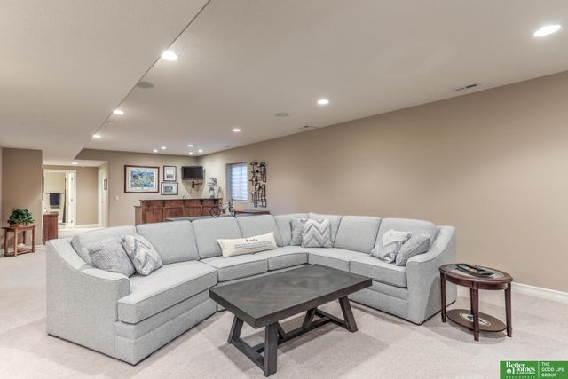 19508 Poppleton Circle, Omaha, NE 68130