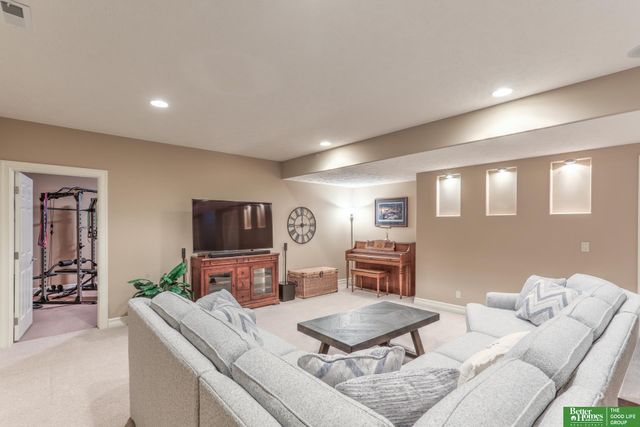 19508 Poppleton Circle, Omaha, NE 68130