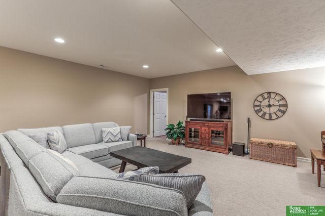 19508 Poppleton Circle, Omaha, NE 68130