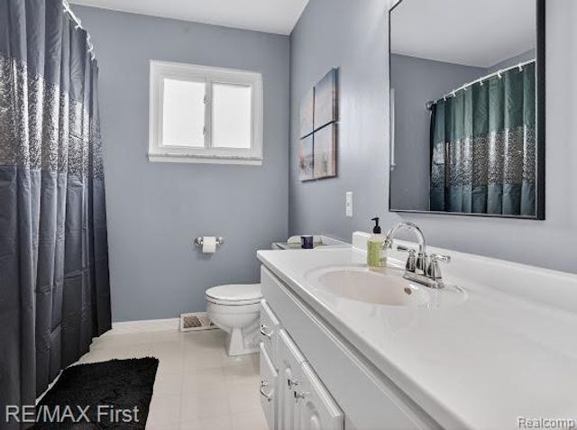 3740 Clintonville Road, Waterford, MI 48329