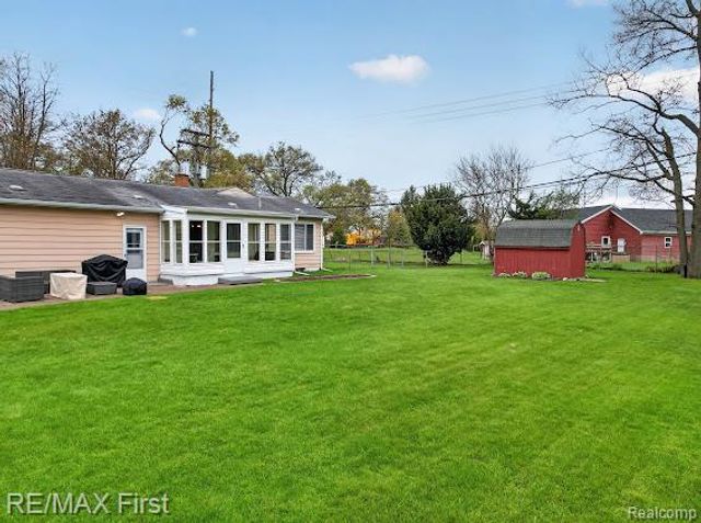3740 Clintonville Road, Waterford, MI 48329